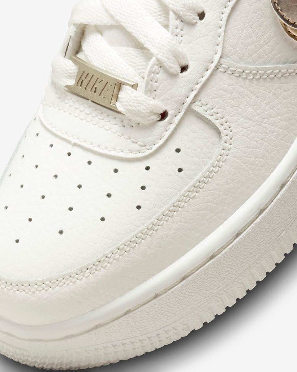 NIKE Air Force 1 LV8 - Scarpe