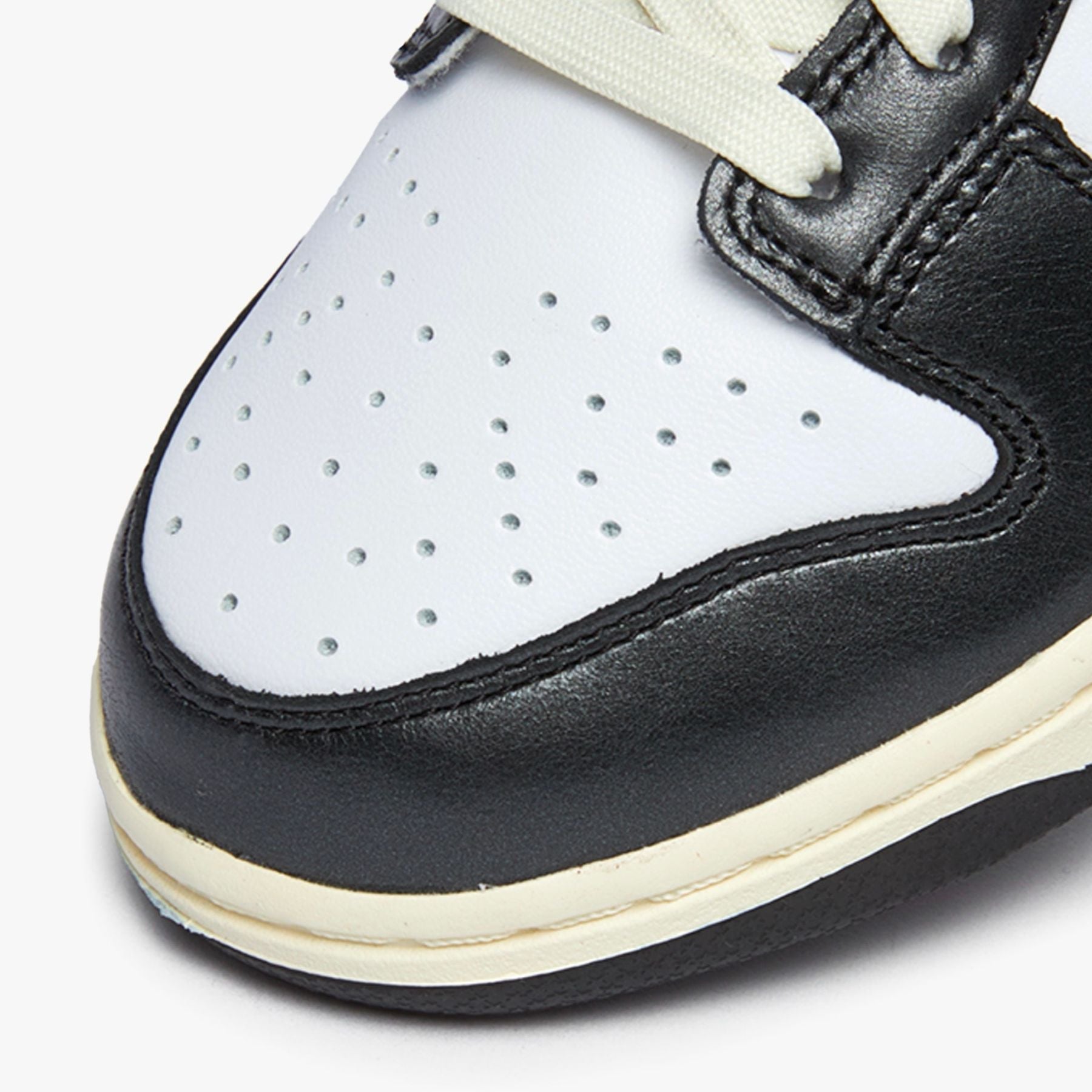 NIKE Wmns Dunk Low Vintage Panda - sneakers